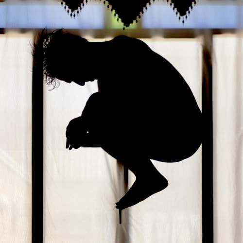 İnsan beyninin farklı bölgelerini gösteren bir görsel, psikolojinin zihnin karmaşıklığını anlamaya çalıştığını simgeliyor.