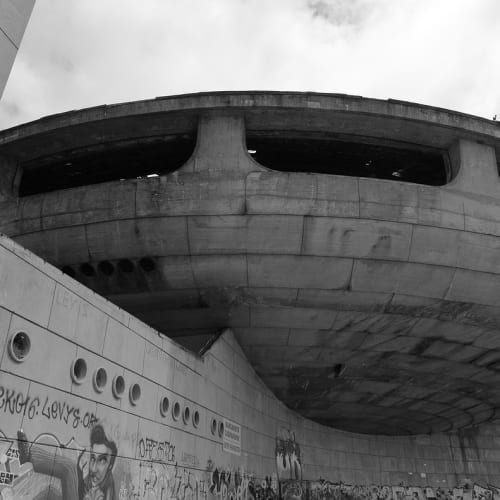 Gökyüzünde tanımlanamayan bir uçan cisim (UFO) görseli, gizem ve merak uyandırıyor.