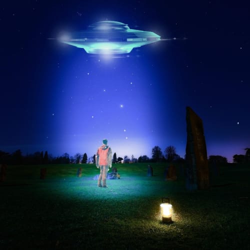 Evrende uzaylı yaşamı arayışını temsil eden bir görsel, galaksiler ve radyo teleskopları içeriyor.