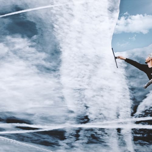 Gizemli bir tapınak kalıntısı fotoğrafı, tarihin gizli kalmış sırlarını ve komplo teorilerini simgeliyor.