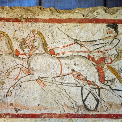 Türkiye'nin Şanlıurfa ilinde bulunan Göbeklitepe'nin genel görünümü, arkeolojik kazı alanını ve tapınak kalıntılarını göstermektedir.