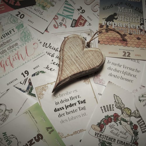 Bilinçaltı kavramını temsil eden bir buzdağı görseli, suyun altındaki büyük kısmı görünmezdir.