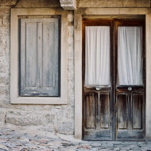 Muğla Fethiye'deki Kayaköy'ün taş evleri ve dar sokakları, terk edilmiş ve gizemli atmosferiyle dikkat çekiyor.