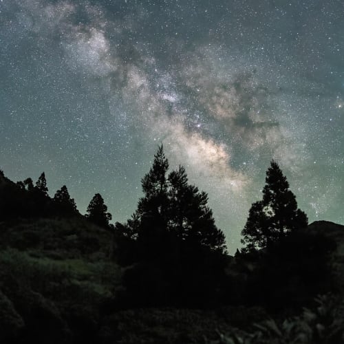 Samanyolu Galaksisi'nin yüksek çözünürlüklü bir fotoğrafı, spiral kolları ve yıldız yoğunluğunu gösteriyor.