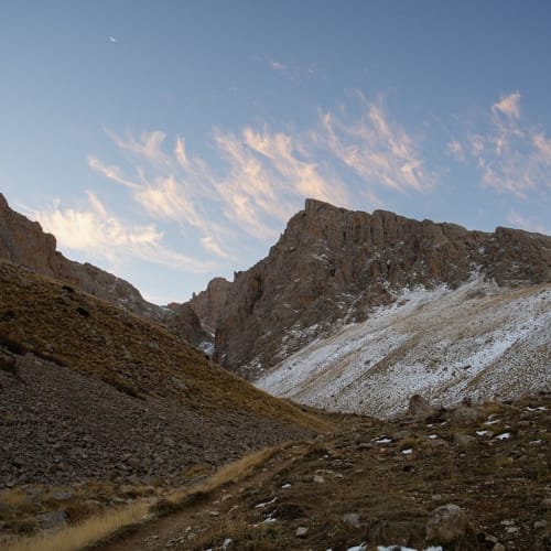 Türkiye'nin en perili otellerinden birinin ürkütücü gece görüntüsü, gizemli ve tarihi atmosferi yansıtıyor.