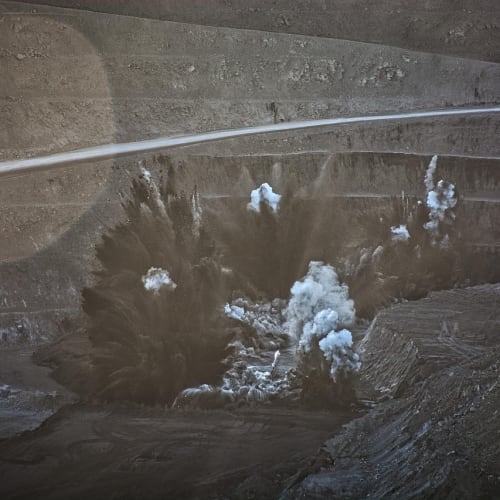 Evrenin genişlemesini gösteren bir görsel, Büyük Patlama teorisini ve kozmik arka plan radyasyonunu temsil etmektedir.