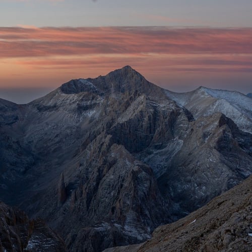 Türkiye'deki Göbeklitepe arkeolojik alanının genel görünümü, taş sütunlar ve antik yapıların bulunduğu bir fotoğraf.