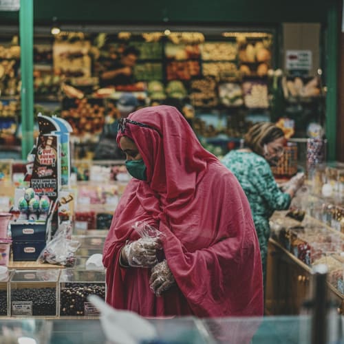 Karar verme sürecini gösteren bir beyin görseli, psikolojik tuzakların üstesinden gelmenin önemini vurgulamaktadır.