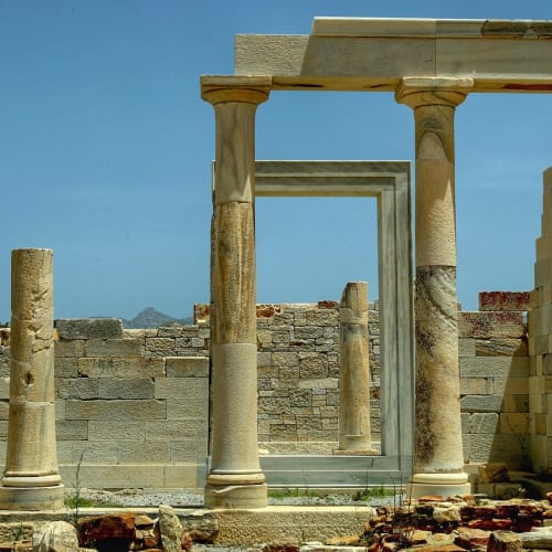 Göbeklitepe'de bulunan T şeklinde sütunlar ve üzerindeki hayvan figürleri.