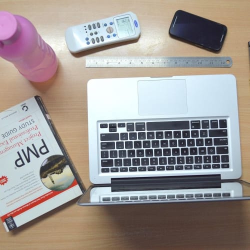 Zaman yönetimi konseptini gösteren bir görsel, saatler, takvimler ve yapılacaklar listesi içeriyor.