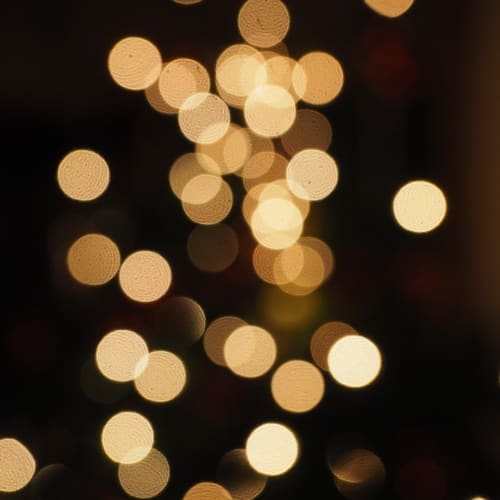 Organize bir mutfak tezgahı ve çeşitli pişirme malzemeleri