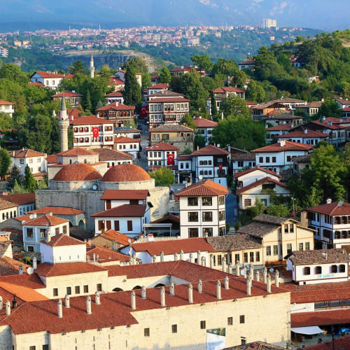 Türkiye'deki perili bir evin ürkütücü görüntüsü, karanlık ve gizemli atmosferi yansıtıyor.