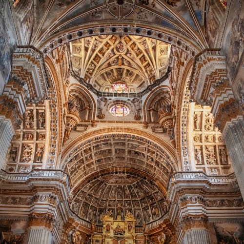 Trabzon'daki Sumela Manastırı'nın etkileyici görüntüsü, perili hikayelere konu olan tarihi bir yapı.