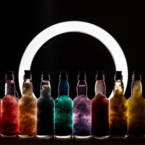 Spiral galaksi olan Samanyolu'nun sanatsal bir görseli, evrenin büyüklüğünü ve güzelliğini temsil ediyor.