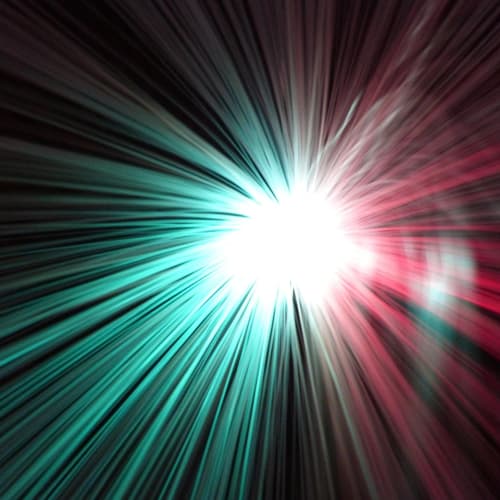 Uçan daire şeklinde bir UFO görüntüsü, bulutların arasından yükseliyor. Görüntü, UFO analizinin önemini vurgulamak için kullanılmıştır.