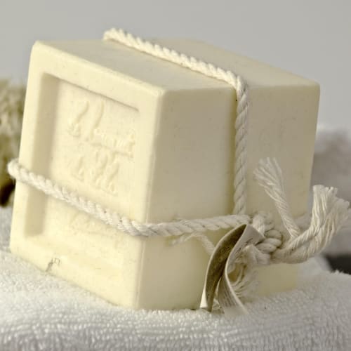 Mutfak tezgahında sirke, limon ve karbonat gibi doğal temizlik malzemeleri