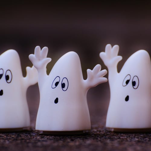 Eski bir malikanenin ürkütücü fotoğrafı, hayaletlerin gizemini ve merakını temsil ediyor.