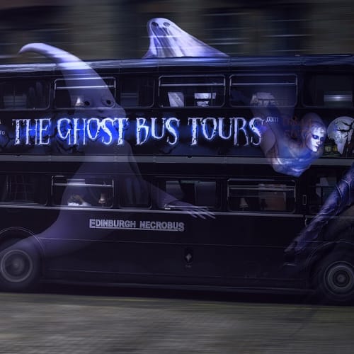 Sisli bir ormanda hayalet figürü, ruhani ve gizemli bir atmosferi temsil ediyor.