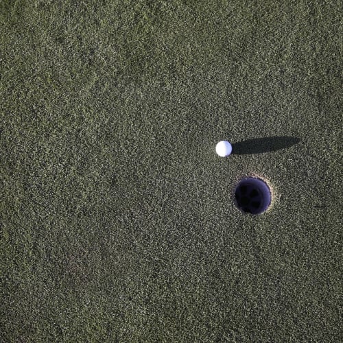 Bir galaksinin merkezinde bulunan süper kütleli kara deliğin sanatsal bir görseli. Bu görsel, kara deliğin etrafındaki madde diskini ve ışık bükülmesini göstermektedir.