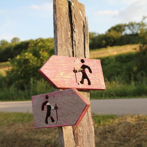 Tarihi bir malikanenin karanlık koridorunda hayaletimsi bir siluet, ölümden sonraki yaşamın gizemini temsil ediyor.