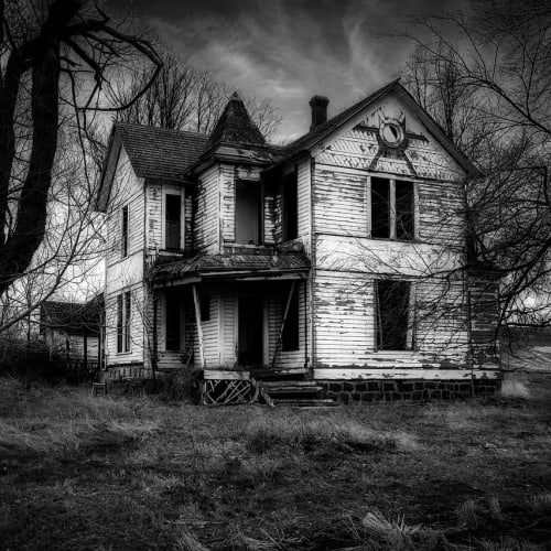 Sisli bir ormanda belirsiz bir insan figürü, hayaletlerin gizemli ve ürkütücü doğasını temsil ediyor.