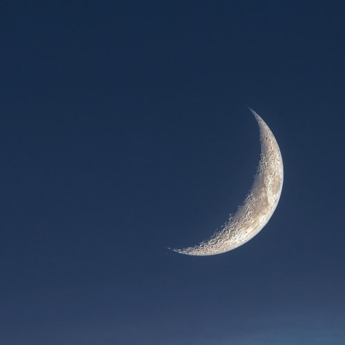 Evrenin genişlemesini gösteren bir görsel, galaksilerin birbirlerinden uzaklaştığını ve kozmik mikrodalga arka plan radyasyonunu temsil ediyor.