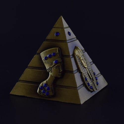 Giza Piramitleri'nin gün batımında çekilmiş etkileyici bir fotoğrafı, antik Mısır'ın gizemli ve görkemli mimarisini temsil ediyor.