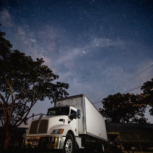 Evrenin geniş bir görüntüsü, galaksiler ve yıldız kümeleriyle dolu, kozmik olayların gizemini yansıtan bir görsel.