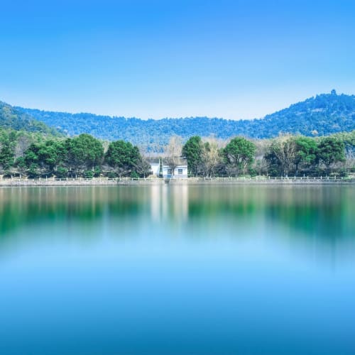 Kuzey ışıklarının büyüleyici görüntüsü, atmosferdeki yüklü parçacıkların gaz molekülleriyle etkileşimi sonucu oluşur.