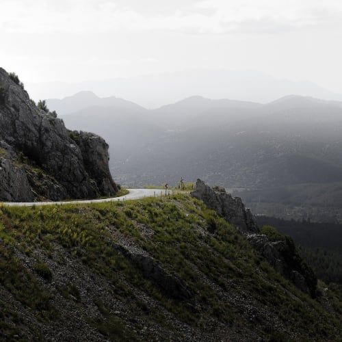 Uçakta seyahat eden bir kadın, seyahat yastığı ve göz bandı kullanıyor, rahat bir şekilde uyuyor.