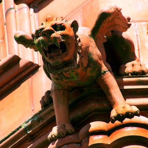 Antik Yunan vazosunda Medusa'nın başı tasviri, mitolojik canavarların sanat tarihindeki önemini göstermektedir.