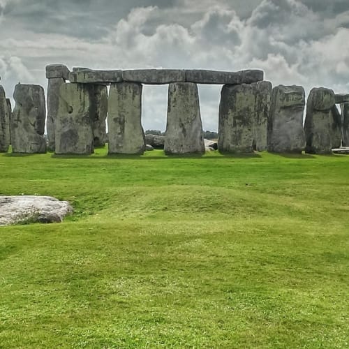 Antik Mısır'da Anubis tanrısının çakal başlı tasviri, mitolojik yaratıkların eski uygarlıklardaki önemini göstermektedir.