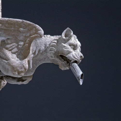 Mitolojik canavarların sembolizmi ve psikolojik yorumları üzerine bir blog yazısı için çeşitli canavarları temsil eden bir görsel.