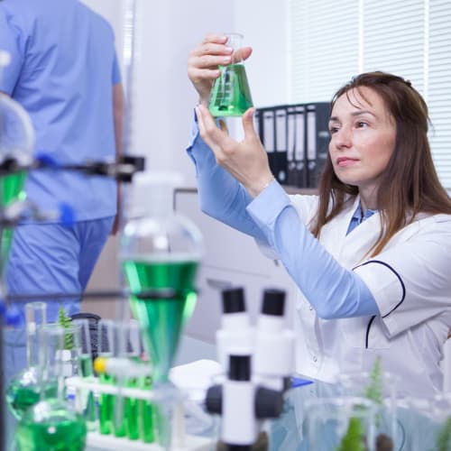 Çocuklarla birlikte evde bilim deneyleri yapan bir aile fotoğrafı