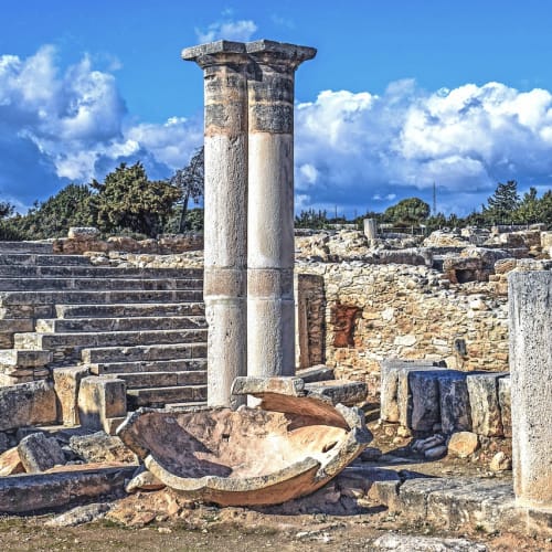 Saqqara'da bulunan yeni piramit kompleksinin genel görünümü, arkeolojik kazı çalışmalarını ve tarihi önemi vurguluyor.