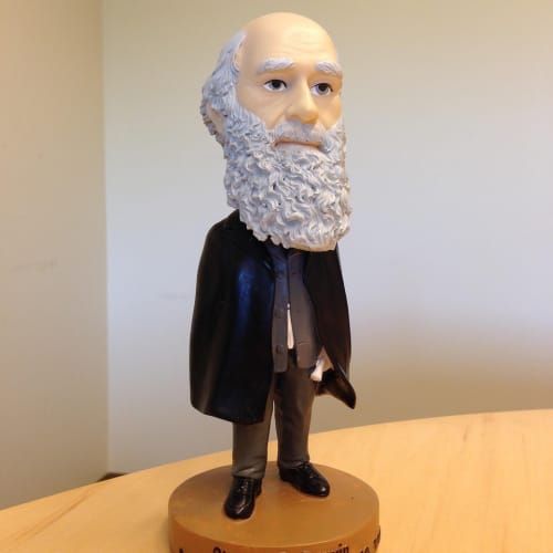 Bilimsel deneyler yapan bir bilim insanının görseli, bilim tarihinin keşif ve yanılgılarını temsil etmektedir.