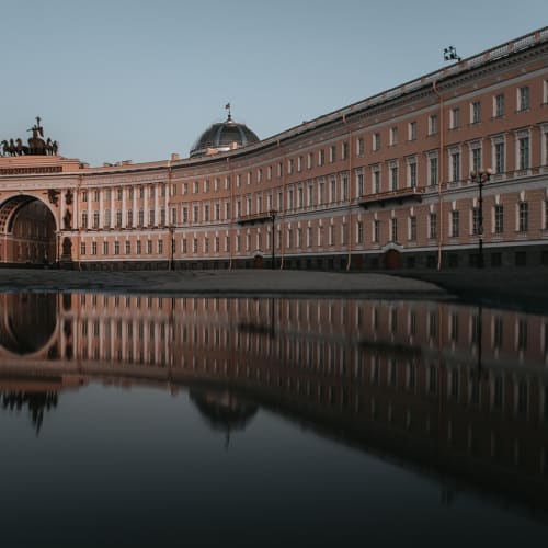 Antik Roma'da mor renkli bir toga giyen bir senatörün görseli, mor rengin antik çağlardaki statü sembolü olduğunu göstermektedir.