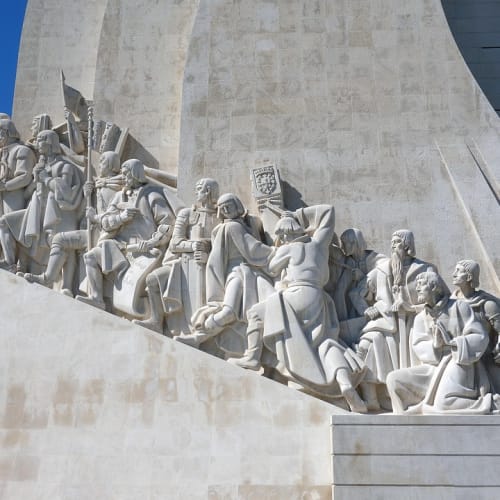 Bilim insanları laboratuvarda deney yaparken, modern bilimin ve keşiflerin sembolik bir görüntüsü.