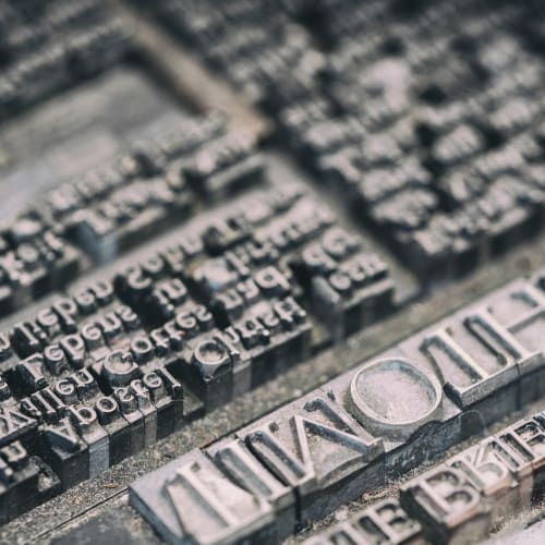 Geleceğin şehirlerini ve uzay araçlarını gösteren bir konsept görsel, uzaylı teknolojisinin insanlığın geleceğini nasıl şekillendirebileceğine dair bir fikir veriyor.