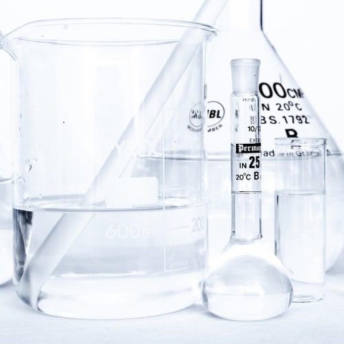 Paranormal araştırmacılar tarafından kullanılan çeşitli ekipmanların bulunduğu bir görsel: EMF ölçer, ses kaydedici, termal kamera ve spirit box.