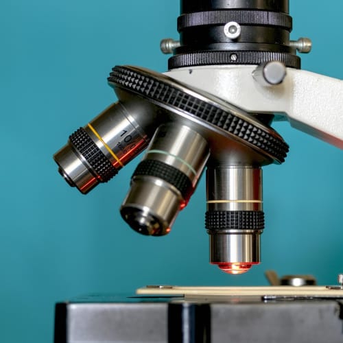 Uyku esnasında rüya gören bir kişinin illüstrasyonu, rüyaların bilinçaltı ile bağlantısını simgeliyor.