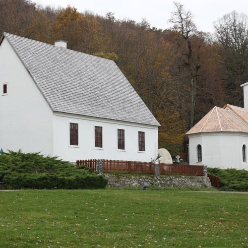 Bilim ve teknolojinin evrimini gösteren, geçmişten günümüze icatları ve keşifleri içeren bir görsel.