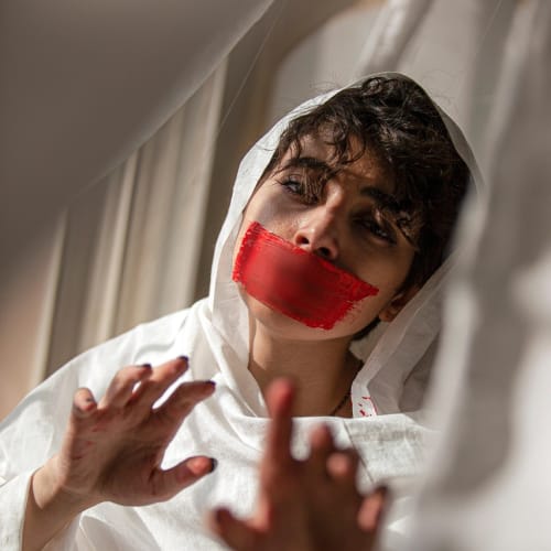 Bilimsel keşiflerin ve devrimlerin sembolik bir görseli, evreni ve insanlığın bilgi arayışını temsil ediyor.