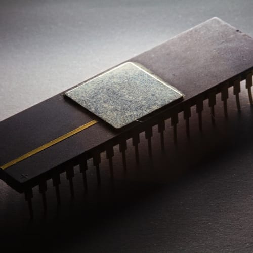 Uzaylı yaşamı ve ileri teknolojilerin potansiyel etkilerini gösteren bir illüstrasyon.