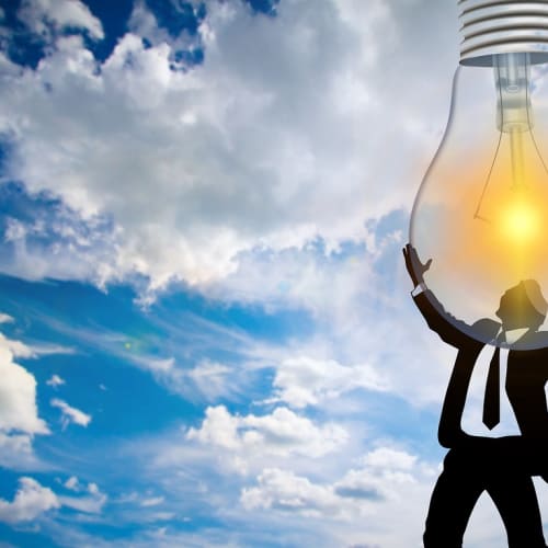 UFO'nun gece gökyüzünde uçarken çekilmiş bir fotoğrafı, uzaylı teknolojisi ve gizemli hava olaylarını temsil ediyor.