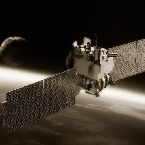 Mars yüzeyinin Curiosity gezgini tarafından çekilen panoramik görüntüsü, kızıl rengi ve kraterleri gösteriyor.