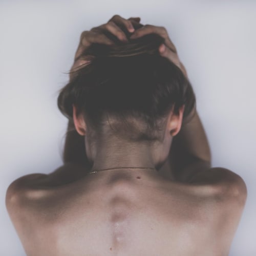 Ruh sağlığını korumak için doğada yürüyüş yapan bir kadın görseli. Depresyon ve anksiyeteden korunma yollarını temsil etmektedir.