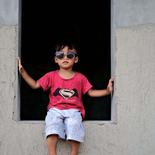 Çocukların bilim deneyleri yaparken heyecanlı halleri, bilim projelerinin önemini vurgulayan bir görsel.