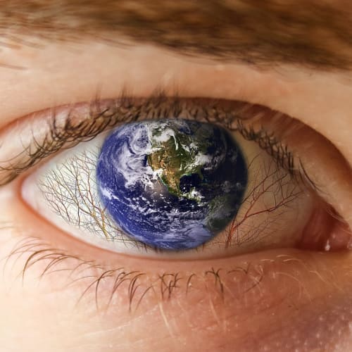 Evrenin genişlemesini gösteren bir görsel, karanlık enerji ve gelecekteki olası senaryoları temsil etmektedir.