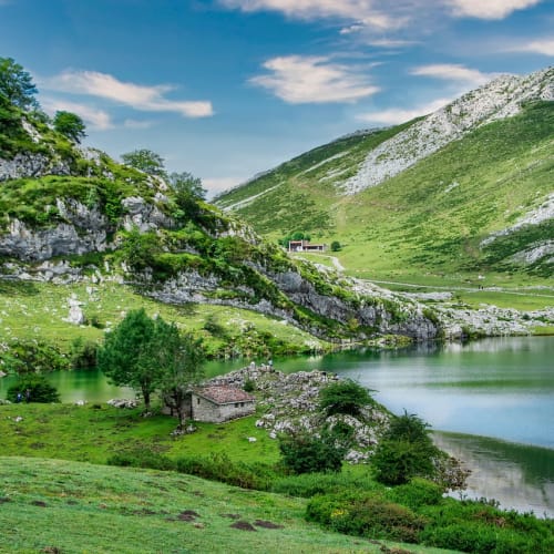 Antik Roma'nın kalıntıları arasında yürüyen bir turist, tarihi ve doğal güzellikleri bir arada deneyimleme fırsatı buluyor.